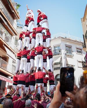 Els Nens del Vendrell brillen a Sitges descarregant el 4 de 8 en la Diada de Sant Jordi