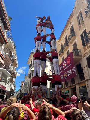 Els Nens del Vendrell brillen a Sitges descarregant el 4 de 8 en la Diada de Sant Jordi