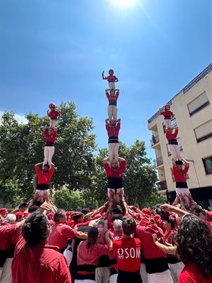 Els Nens del Vendrell estrenen la Diada dels Barris amb castells de vuit a la placeta de França