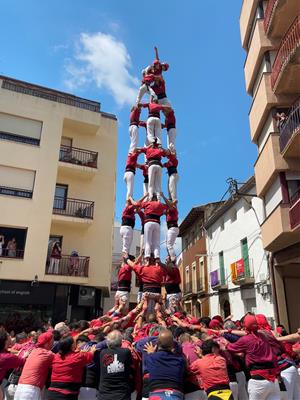 Els Nens del Vendrell estrenen la Diada dels Barris amb castells de vuit a la placeta de França