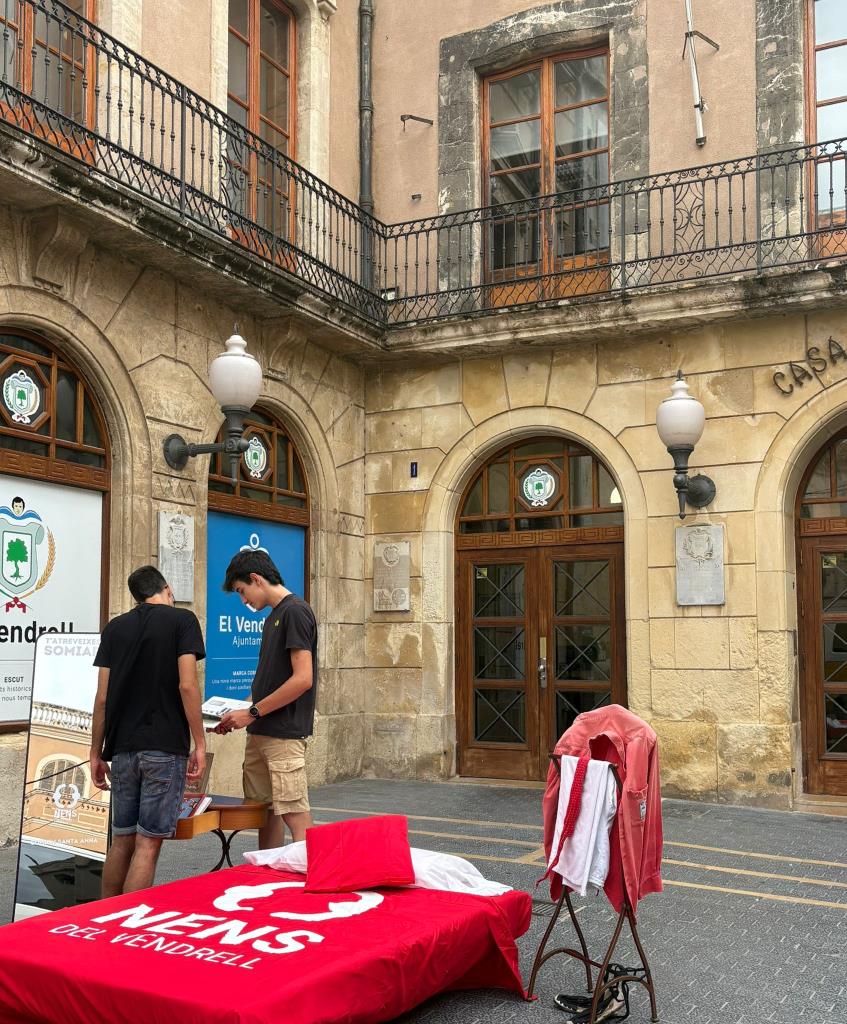 Els Nens del Vendrell somien amb el primer castell de 9 per Santa Anna amb una acció de guerrilla a la plaça Vella. Nens del Vendrell