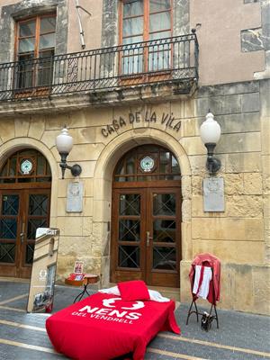 Els Nens del Vendrell somien amb el primer castell de 9 per Santa Anna amb una acció de guerrilla a la plaça Vella