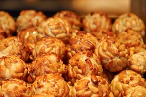 Els pastissers preveuen una bona campanya de panellets tot i un lleuger encariment del producte. ACN