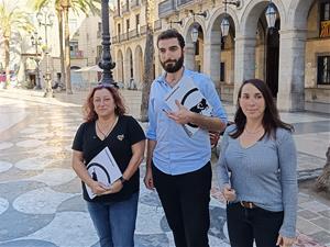 Els regidors de Transformem Vilanova i la Geltrú davant l'Ajuntament de Vilanova. Eix