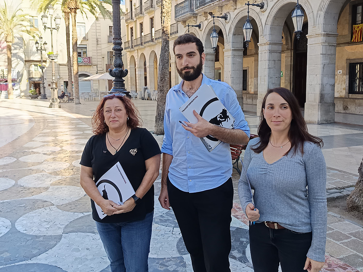 Els regidors de Transformem Vilanova i la Geltrú davant l'Ajuntament de Vilanova. Eix