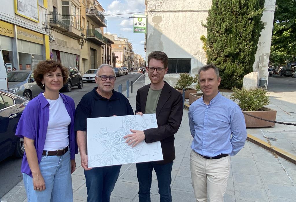 Els regidors d'ERC en roda de premsa al carrer Sant Pere. Eix