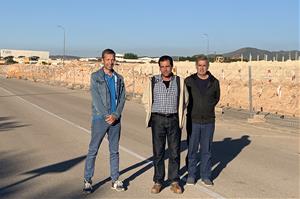 Els representants de Compromís amb Llorenç davant les obres del polígon. Eix