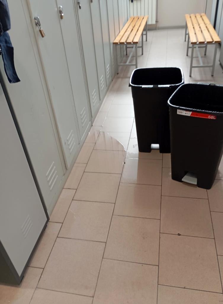 Els sindicats policials denuncien que la comissaria del Vendrell té problemes de climatització i filtracions d'aigua. ACN