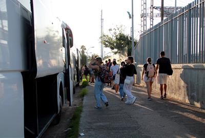 Els usuaris de Renfe han tornat a patir una nova jornada d'entrebancs aquest dilluns arran de les obres d'Adif a Sant Vicenç de Calders. ACN