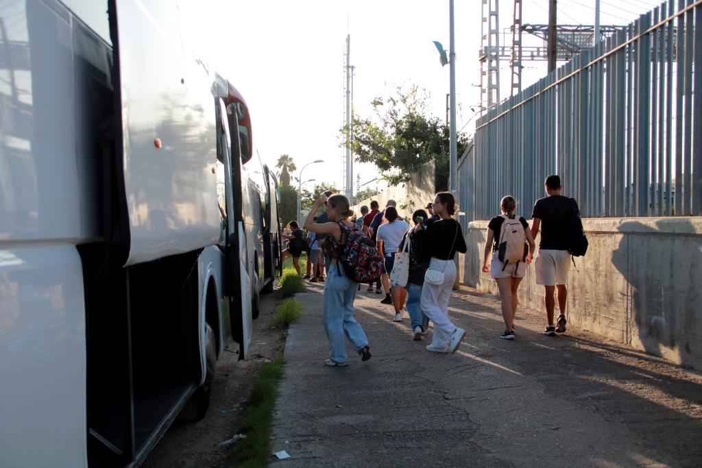 Els usuaris de Renfe han tornat a patir una nova jornada d'entrebancs aquest dilluns arran de les obres d'Adif a Sant Vicenç de Calders. ACN