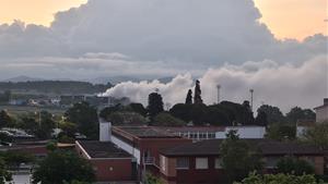 Emergència química a Vilanova i la Geltrú: l'incendi crema fins a 70 tones de clor a la nau. EIX