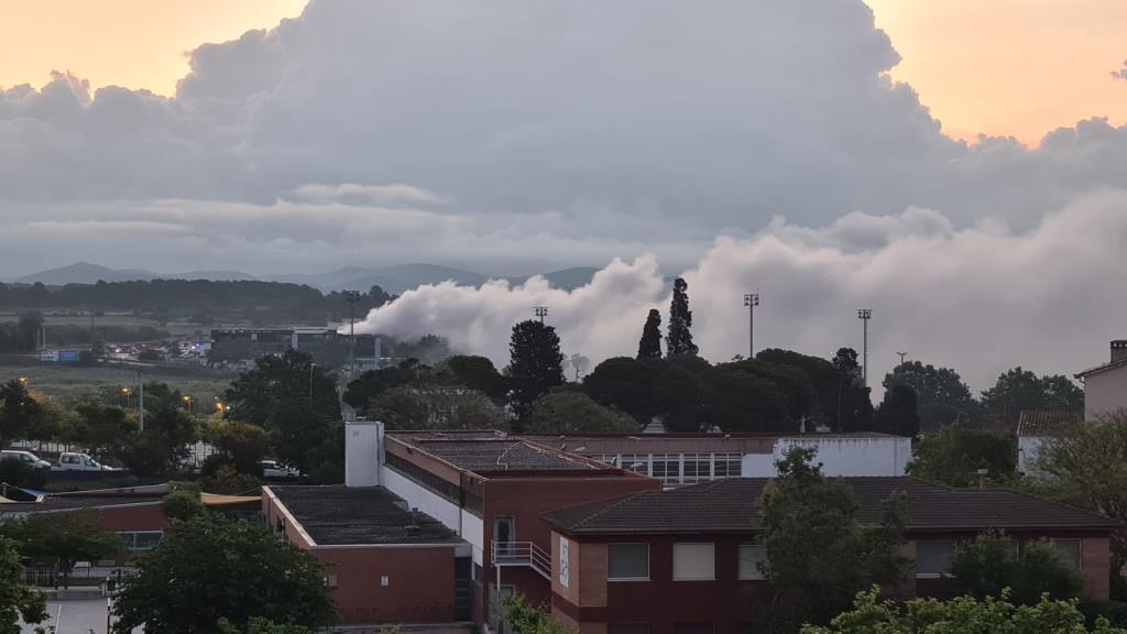 Emergència química a Vilanova i la Geltrú: l'incendi crema fins a 70 tones de clor a la nau. EIX