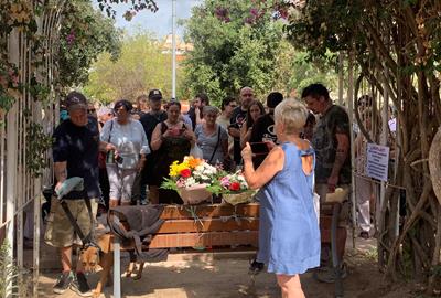 Emoció i clam de justícia al minut de silenci en record a Milan, la víctima del crim dels jardins Francesc Macià. EIX