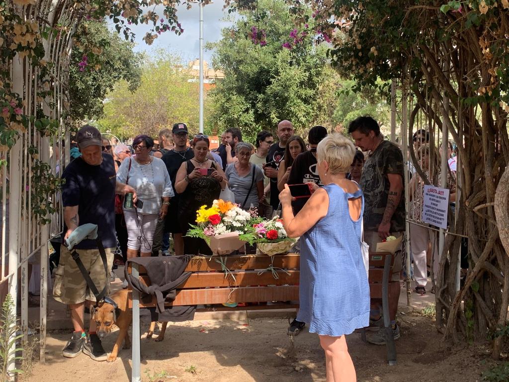 Emoció i clam de justícia al minut de silenci en record a Milan, la víctima del crim dels jardins Francesc Macià. EIX