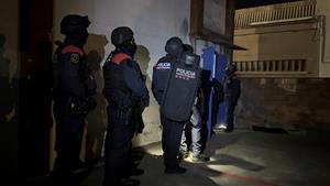 En marxa dos dispositius dels Mossos amb més de 400 agents en diferents punts contra el tràfic de drogues i armes. ACN