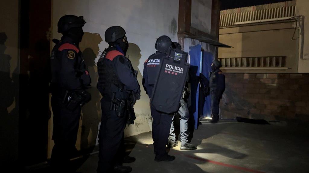En marxa dos dispositius dels Mossos amb més de 400 agents en diferents punts contra el tràfic de drogues i armes. ACN