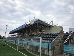En marxa la reparació del voladís de la tribuna del camp de futbol Juan Ríos de Calafell. Ajuntament de Calafell