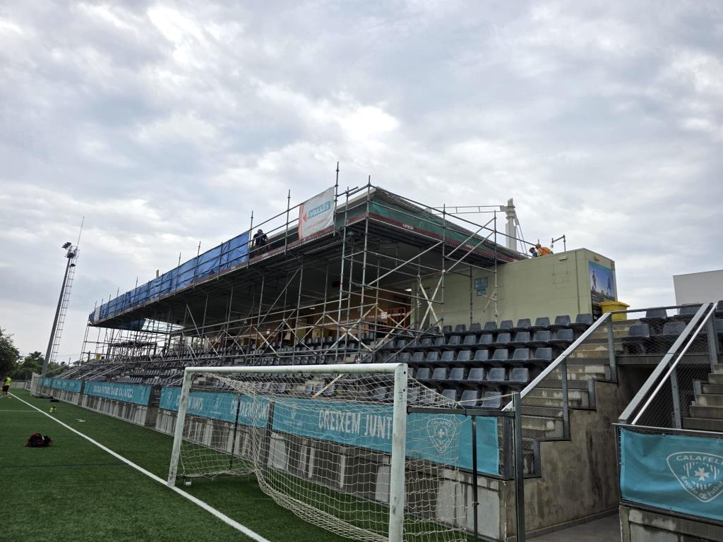En marxa la reparació del voladís de la tribuna del camp de futbol Juan Ríos de Calafell. Ajuntament de Calafell