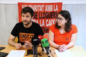 Enric Aragonès, portaveu del Sindicat de Llogateres i Laura Benedetti, membre de la Comissió d'Acció Sindical, en roda de premsa. ACN / Norma Vidal