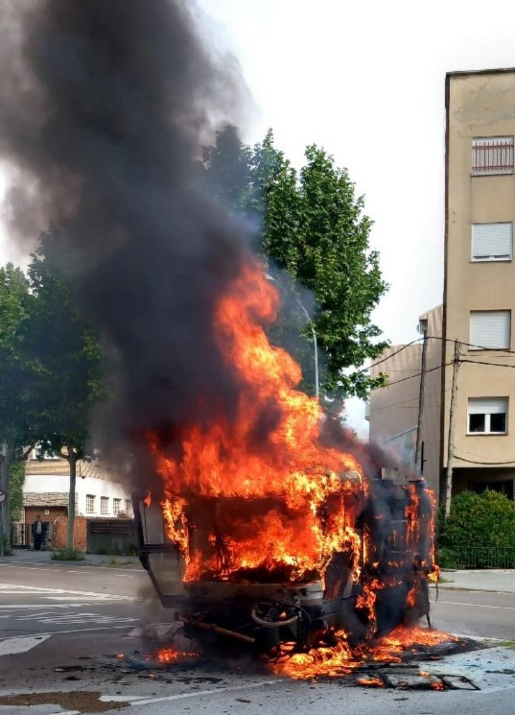 Espectacular incendi d’un camió d’escombraries a Igualada mobilitzen els Bombers. Bombers
