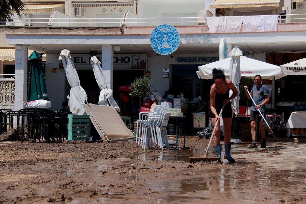 Establiments de restauració de Cubelles netegen les destrosses del desbordament del Foix. ACN / Gemma Sánchez