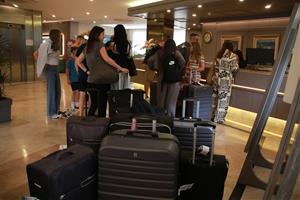 Estades més curtes i menor despesa dels turistes durant l'estiu . ACN
