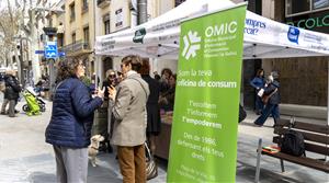 Estand informatiu de l’OMIC a la Rambla de Vilanova