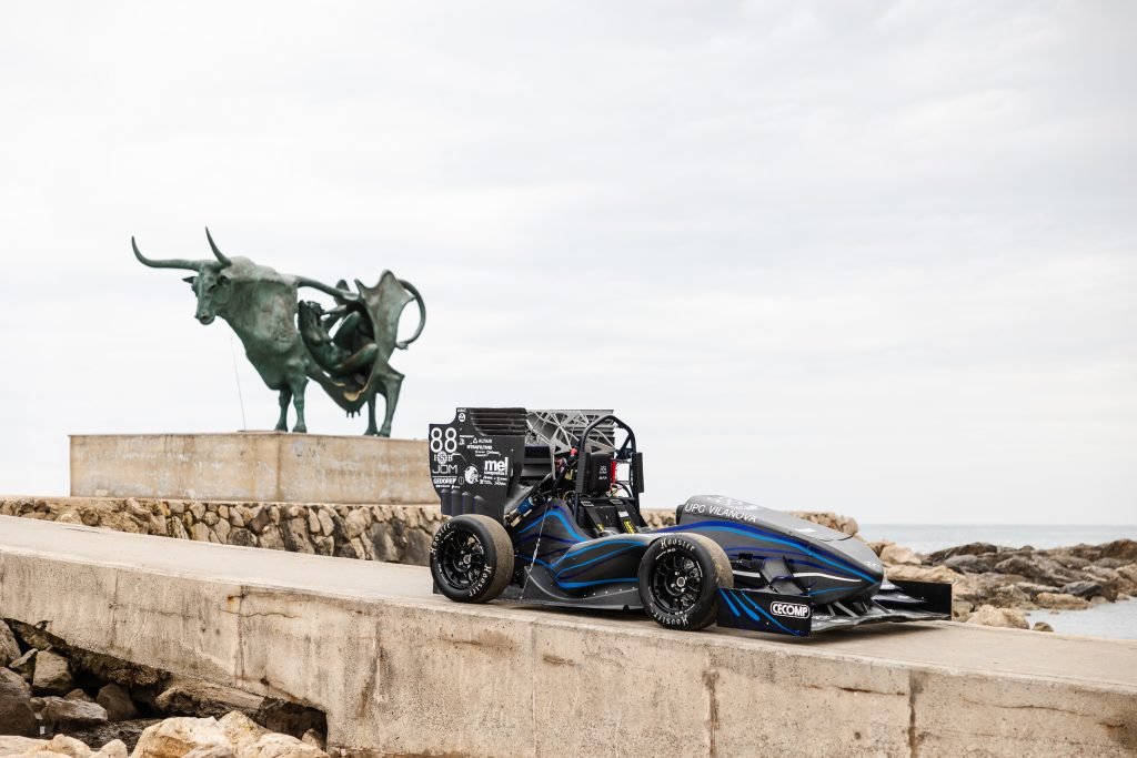 Estudiants de l'EPSEVG porten el nom de Vilanova i la Geltrú a la Formula Student. UPC