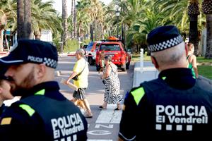 Evacuen unes 1.700 persones d’un càmping del Vendrell per dos incendis que han cremat diverses caravanes i parcel·les