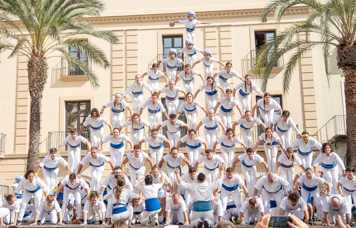 Exhibició dels Falcons de Vilanova a la Plaça de la Vila. Falcons