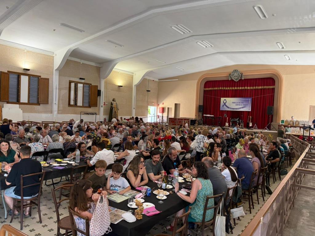 Èxit solidari a Torrelles de Foix: 250 persones participen en el dinar contra el càncer i recullen més de 3.500 euros. Ajt Torrelles de Foix