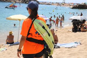 Experts alerten que la manca de legislació no permet tenir un servei de socorrisme adequat a les platges catalanes. ACN