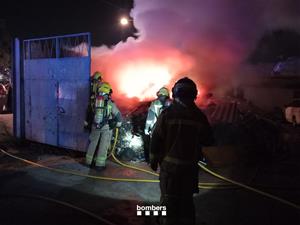 Extingit un incendi de deixalles amb fibrociment en un pati interior de Vilanova i la Geltrú. Bombers