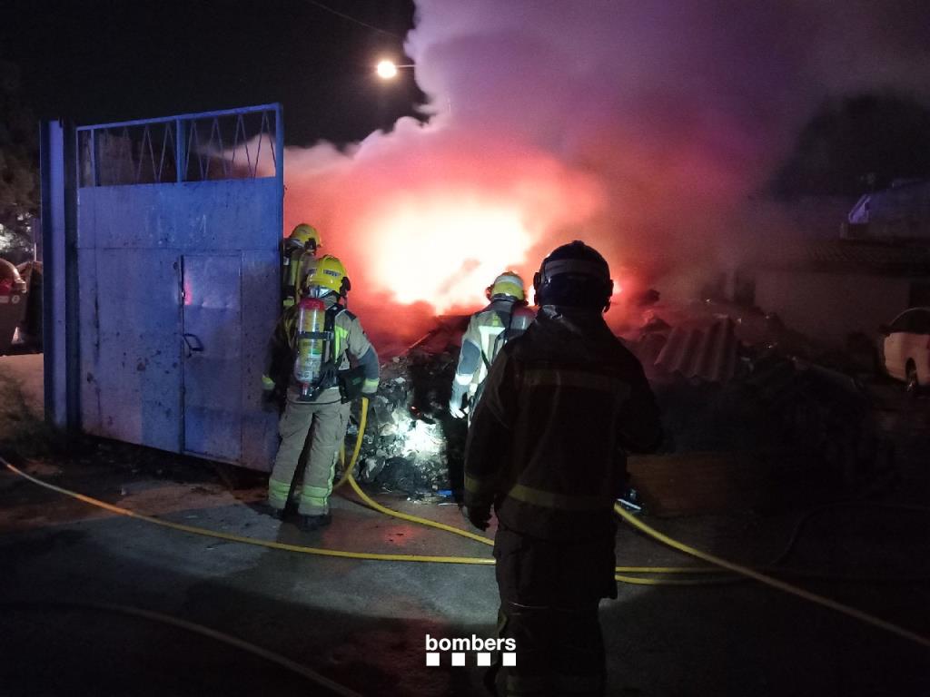 Extingit un incendi de deixalles amb fibrociment en un pati interior de Vilanova i la Geltrú. Bombers