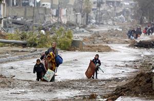 Famílies palestines que fugen del nord de la Franja de Gaza per anar al sud . ACN / UNRWA/ Asharf Amra
