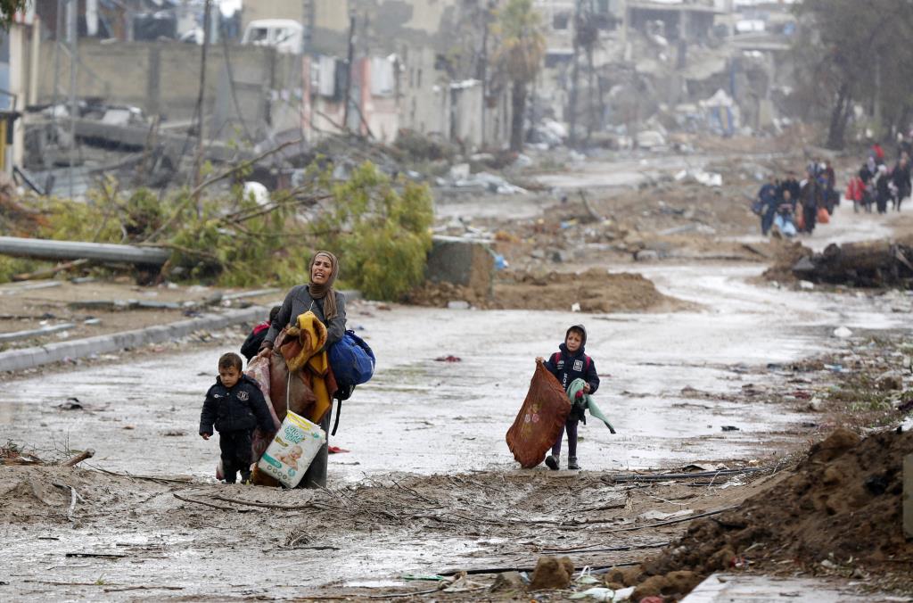 Famílies palestines que fugen del nord de la Franja de Gaza per anar al sud . ACN / UNRWA/ Asharf Amra