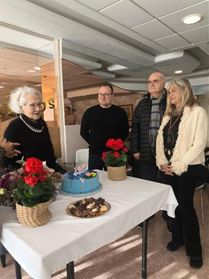 Felicitació institucional a la nova àvia centenària de Vilanova i la Geltrú Ana Cáceres. Cugat Residencial