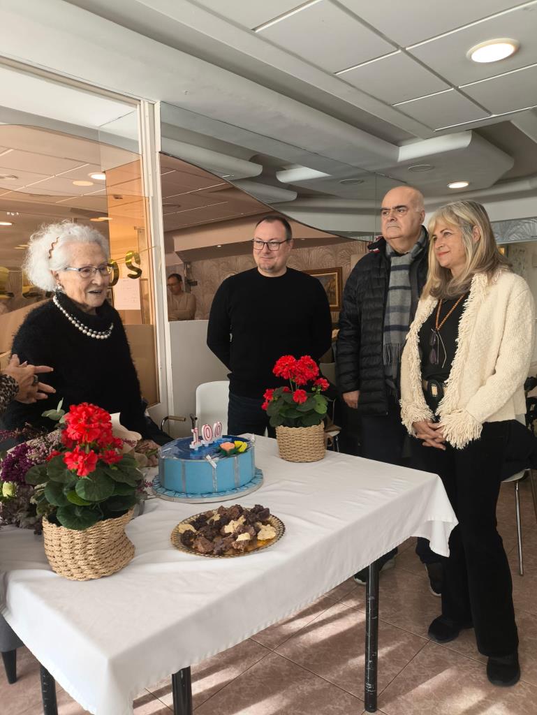 Felicitació institucional a la nova àvia centenària de Vilanova i la Geltrú Ana Cáceres. Cugat Residencial