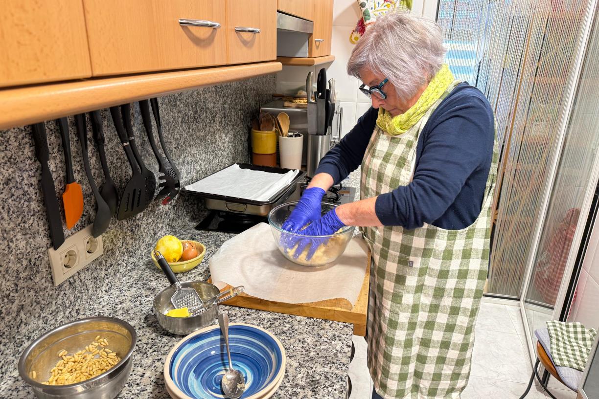 Fer panellets a casa, una tradició a meitat de preu que anar a la pastisseria. ACN