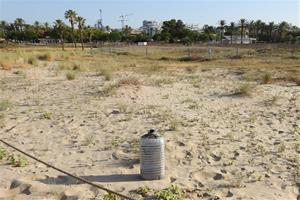 Garrafa utilitzada com a suport per al llançament de coets dins d’un dels tancats de protecció amb tot de petjades humanes al voltant, l’endemà de la 