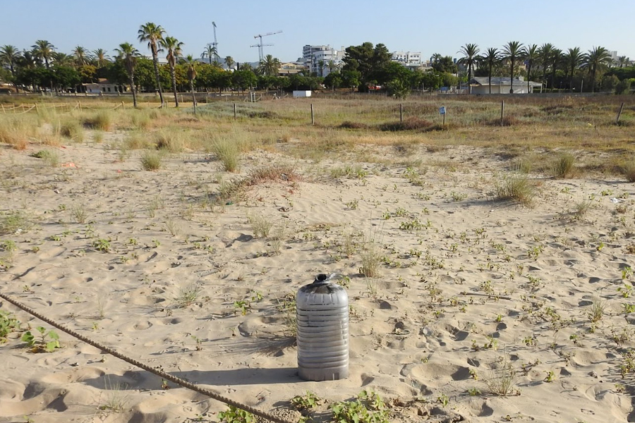 Garrafa utilitzada com a suport per al llançament de coets dins d’un dels tancats de protecció amb tot de petjades humanes al voltant, l’endemà de la 