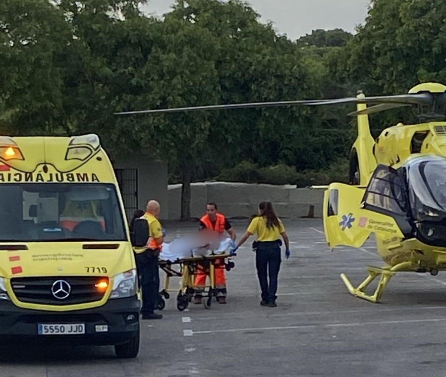 Greu accident entre dos patinets al carrer Sant Antoni de Cubelles. EIX