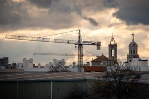 Grues i campanars al perfil urbà de Vilanova i la Geltrú. Eix