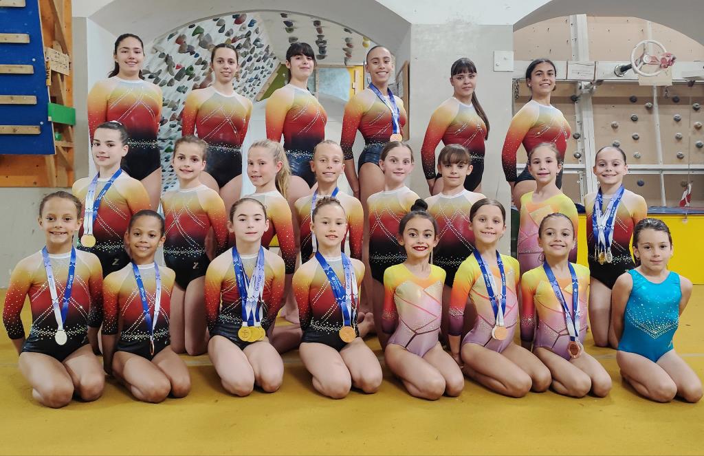 Grup d'escolars i Base del C.G.Vilanova. Eix