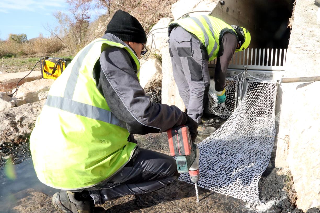 Igualada instal·la unes xarxes de retenció per evitar que les tovalloletes arribin al riu en episodis de pluges intenses. ACN