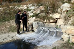 Igualada instal·la unes xarxes de retenció per evitar que les tovalloletes arribin al riu en episodis de pluges intenses