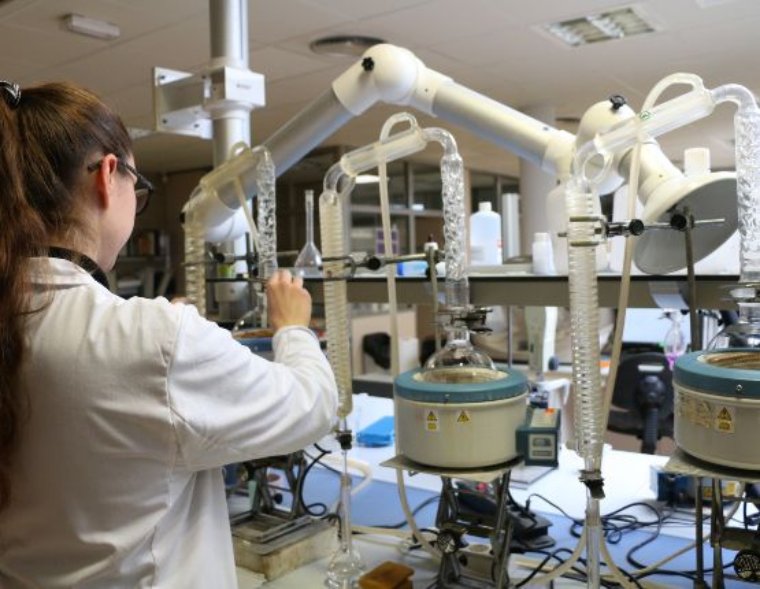 Imatge d'arxiu del laboratori de Vilafranca de l’Institut Català de la Vinya i el Vi (INCAVI) . INCAVI