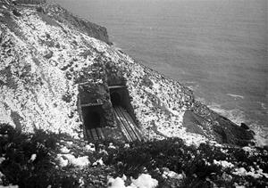Imatge dels túnels del Garraf, amb nevada, el 1924 . Joan Artigues, ANC