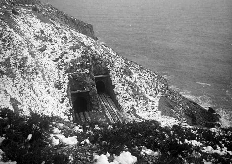 Imatge dels túnels del Garraf, amb nevada, el 1924 . Joan Artigues, ANC