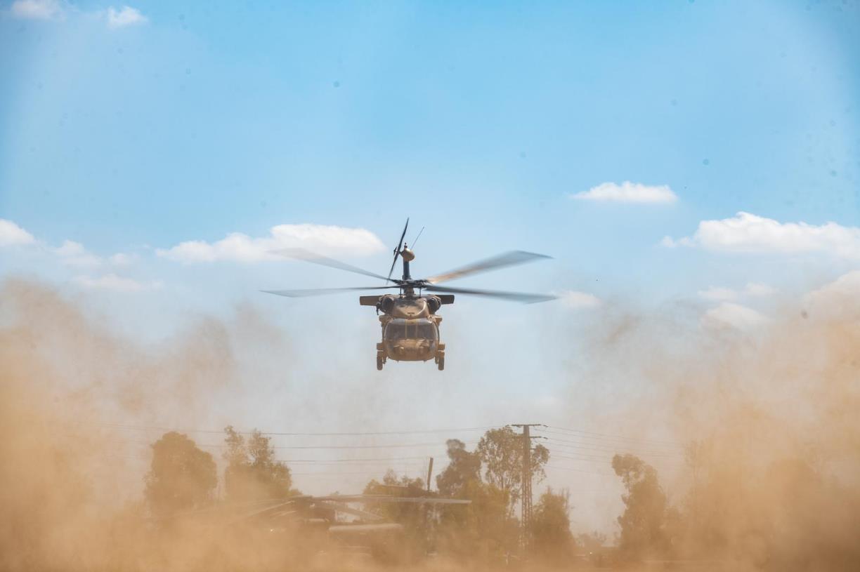Imatge d'un helicòpter traslladant ostatges israelians a l'hospital després de ser alliberats per Hamàs  . ACN